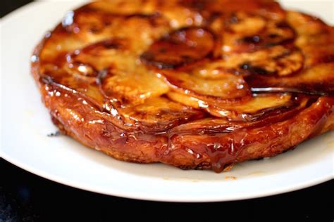  Tarte Tatin: The Upside-Down Delight That Blends Sweet Caramel with Buttery Pastry Perfection!