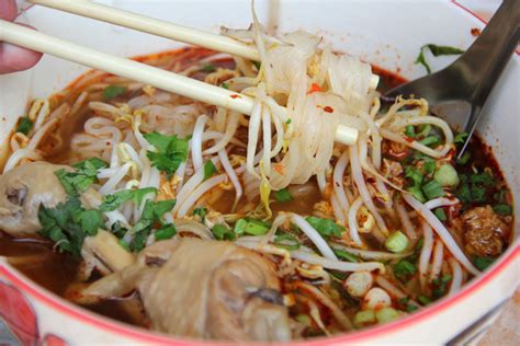  ก๋วยเตี๋ยวห้อยจุ่น:  ซดน้ำซุปหอมหวานจากกระดูกไก่และสัมผัสความเหนียวนุ่มของเส้นบะหมี่