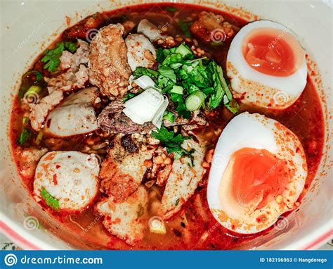  ก๋วยเตี๋ยวซาลาเปา: ซุปเข้มข้นผสานความหอมนุ่มของแป้งหมี่และไส้กรอกหวาน