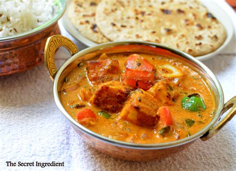  Paneer Tikka Masala: ความนุ่มละลายของ Paneer เจอกับความเข้มข้นในซอสหอมเครื่องเทศ!